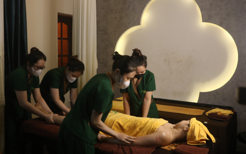 Chỉ 5 bước massage lưng đơn giản, dứt điểm ngay cơn đau trong 1 phút!