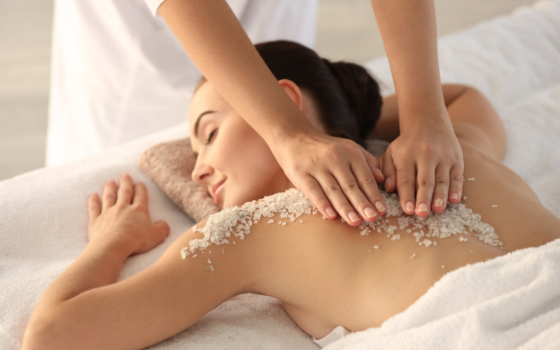 Chỉ 5 bước massage lưng đơn giản, dứt điểm ngay cơn đau trong 1 phút!