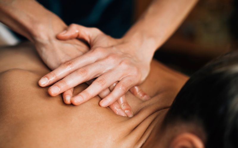 Chỉ 5 bước massage lưng đơn giản, dứt điểm ngay cơn đau trong 1 phút!