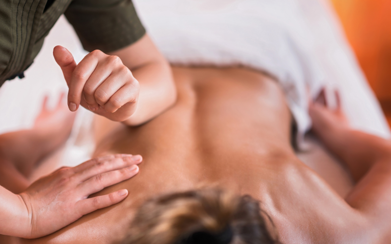 Chỉ 5 bước massage lưng đơn giản, dứt điểm ngay cơn đau trong 1 phút!