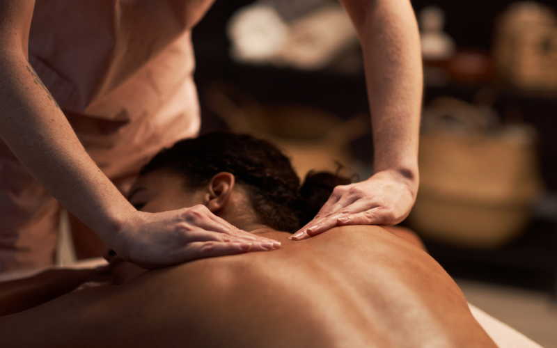 Chỉ 5 bước massage lưng đơn giản, dứt điểm ngay cơn đau trong 1 phút!