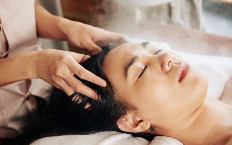 Cách massage đầu giúp giảm căng thẳng, mệt mỏi, stress trong 5s