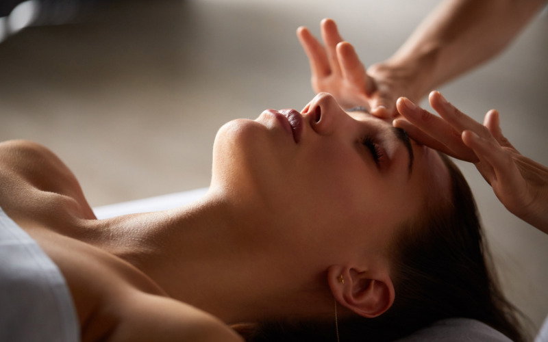 Cách massage đầu giúp giảm căng thẳng, mệt mỏi, stress trong 5s