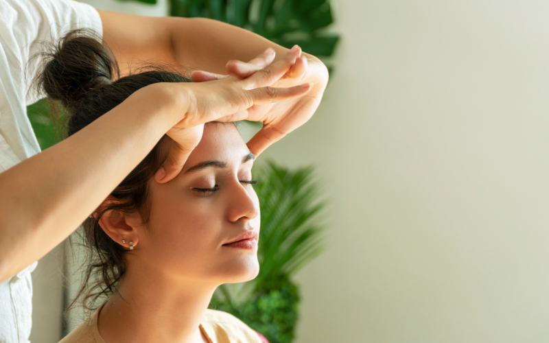 Cách massage đầu giúp giảm căng thẳng, mệt mỏi, stress trong 5s