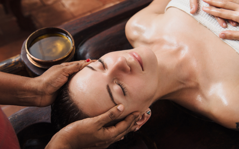 Cách massage đầu giúp giảm căng thẳng, mệt mỏi, stress trong 5s